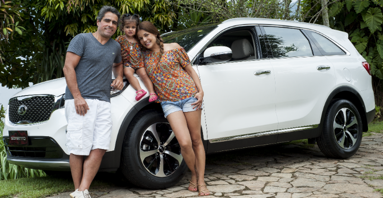 Na Ilha, Nivea, Marcus e a filha deles, Bruna, com o KIA Sorento - ROGERIO PALLATTA