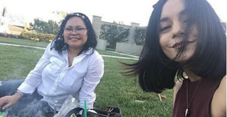 Vanessa Hudgens e a mãe, Gina, fazem selfie em cemitério - Instagram/Reprodução