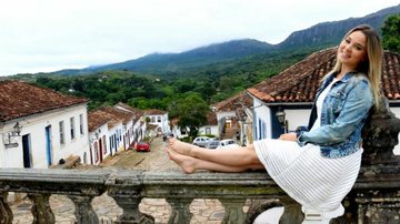 Em Tiradentes, Juliana contempla as serras que contornam a cidade - Marcos Salles