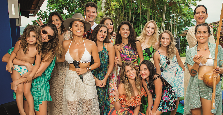 Lavínia Vlasak nos braços com a filha, Estella, o casal Vera Viel e Rodrigo Faro, Nanda Costa, LÍvian Aragão, Nivea Stelmann, Paloma Bernardi, Malu Rodrigues, Carol Garcia, Virna Dias, Lan Lanh e, agachadas, Isabella Santoni e Giovanna Rispoli - CADU PILOTTO, CÉSAR ALVES E FABRIZIA GRANATIERI