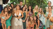 Lavínia Vlasak nos braços com a filha, Estella, o casal Vera Viel e Rodrigo Faro, Nanda Costa, LÍvian Aragão, Nivea Stelmann, Paloma Bernardi, Malu Rodrigues, Carol Garcia, Virna Dias, Lan Lanh e, agachadas, Isabella Santoni e Giovanna Rispoli - CADU PILOTTO, CÉSAR ALVES E FABRIZIA GRANATIERI