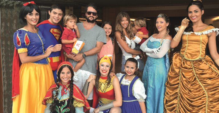 Marcelo Serrado com a família e o elenco da peça - MARCIA ROMÃO