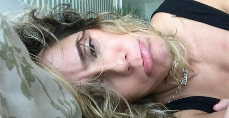 Deborah Secco surge abatida na cama com forte gripe - Instagram/Reprodução