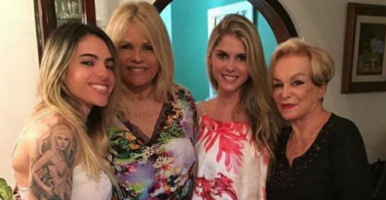 Monique Evans posa com Cacá Werneck, Bárbara Evans e Conceição Nery - Instagram/Reprodução