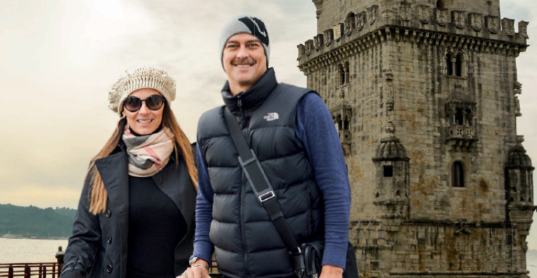 O casal diante da Torre de Belém, em Lisboa. - Arquivo Pessoal