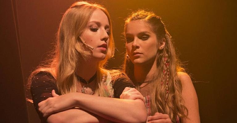 Malu Rodrigues e Isabella Santoni em cena da peça 'Cinco Júlias' - Thati Bione/Divulgação