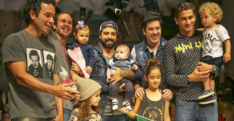 Marco Luque, com Isadora, Caio Ribeiro e a fofa Valentina, Rogério Flausino, com Nina, e Paulo Henrique Ganso, com o pequeno Henrico e Tico Sahyoun, ao centro, com o caçula, Filippo - Ali Karakas