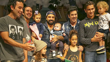 Marco Luque, com Isadora, Caio Ribeiro e a fofa Valentina, Rogério Flausino, com Nina, e Paulo Henrique Ganso, com o pequeno Henrico e Tico Sahyoun, ao centro, com o caçula, Filippo - Ali Karakas