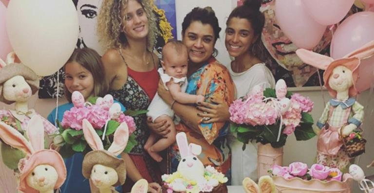 Preta Gil faz festa para a neta - Reprodução / Instagram