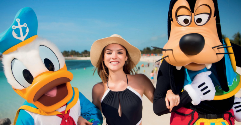 A atriz entre Pato Donald e Pateta em Castaway Cay, ilha privativa da Disney. - Divulgação