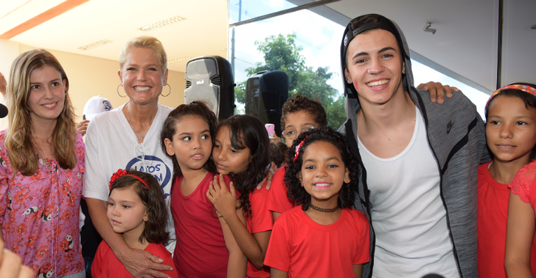 Com MC Biel e coral infantil, ela entrega lenços e bonés, em Barretos. - BLAD MENEGHEL