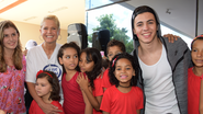 Com MC Biel e coral infantil, ela entrega lenços e bonés, em Barretos. - BLAD MENEGHEL