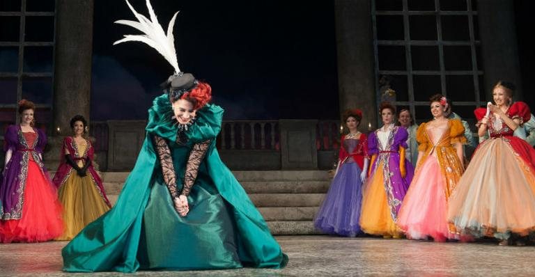 Totia Meireles arrasou na estreia de Cinderella, musical que traz moderna versão do icônico conto de fadas, em SP. - Samuel Chaves/Brazil News