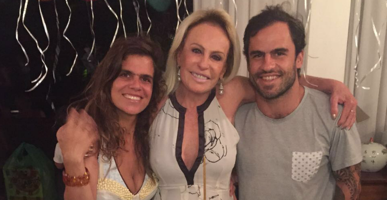 Ladeada pelos herdeiros, Mariana e Pedro, a apresentadora é tomada pela emoção. - ANDRÉ CORGA