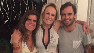 Ladeada pelos herdeiros, Mariana e Pedro, a apresentadora é tomada pela emoção. - ANDRÉ CORGA