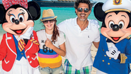 Entre Minnie e Mickey, Allicia e Pasquim são só sorrisos ao desembarcar em Castaway Cay. - RYAN WENDLER / DISNEY CRUISE LINE E TODD ANDERSON / DISNEY CRUISE LINE E WALT DISNEY WORLD