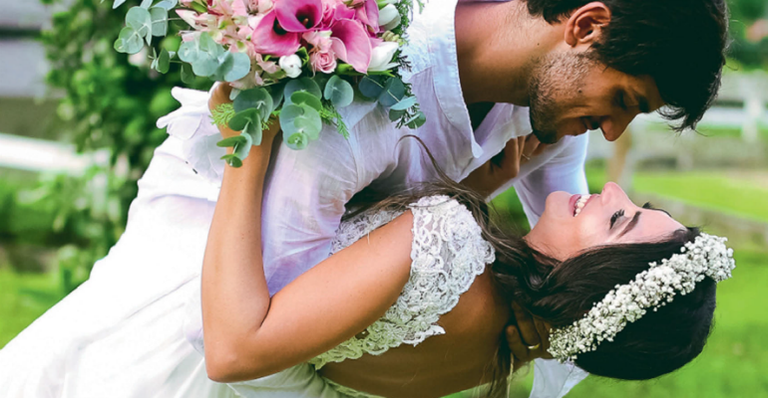 Após o casamento na região serrana do RJ, o ator dá beijo de cinema na amada. - DIEGO COUTO, JOANA COSTA E JOHANSSON CORREA