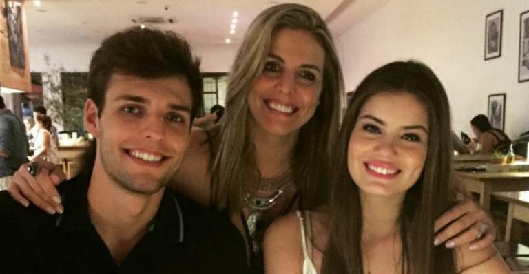 Camila Queiroz posa sorridente com o namorado, Lucas, e a sogra, Lisiane Cattani - Instagram/Reprodução