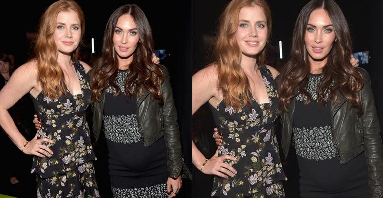 Megan Fox exibe barriguinha de grávida ao lado de Amy Adams - Getty Images