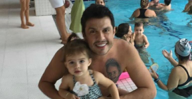 Welington Muniz se diverte com a filha, Valentina, em aula de natação - Instagram/Reprodução