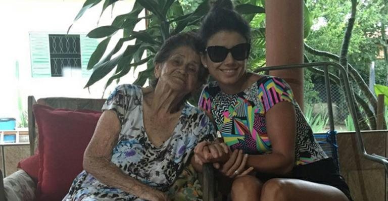 Paula Fernandes se despede da avó, Dona Francisca - Reprodução/ Instagram