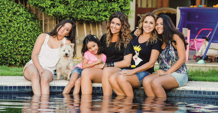 Na casa em Salvador, de frente para o mar, o carinho de Marcia, Bela e Alice com suas mães. - CÉLIA SANTOS