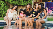 Na casa em Salvador, de frente para o mar, o carinho de Marcia, Bela e Alice com suas mães. - CÉLIA SANTOS