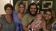 Laura Fernandez posa com a família reunida - Instagram/Reprodução