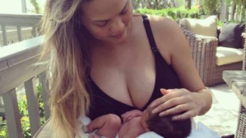 Chrissy Teigen, mulher de John Legend, com a filha - Instagram/Reprodução