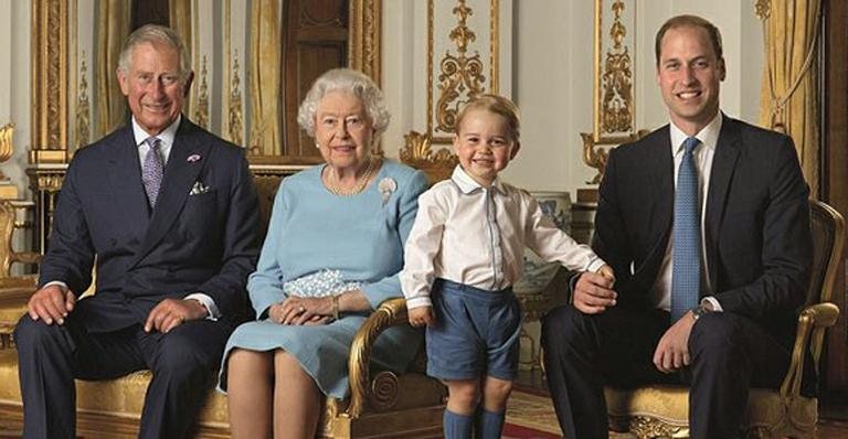 Rainha Elizabeth II posou com o filho, o neto e o bisneto - Reprodução/ Ranald Mackenzie