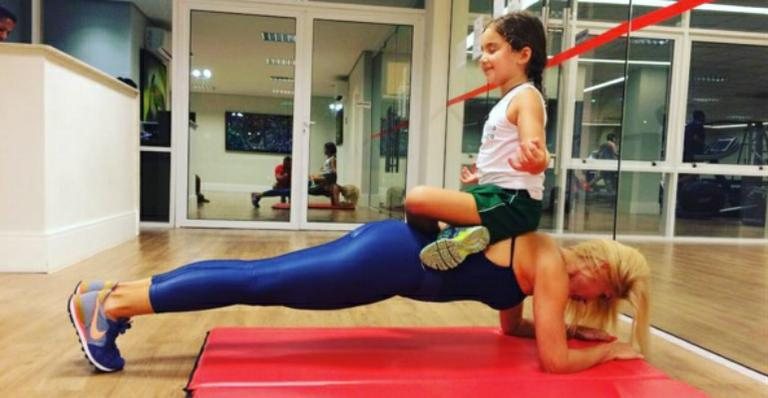 Flavia Alessandra treina na academia com a filha, Olívia - Instagram/Reprodução