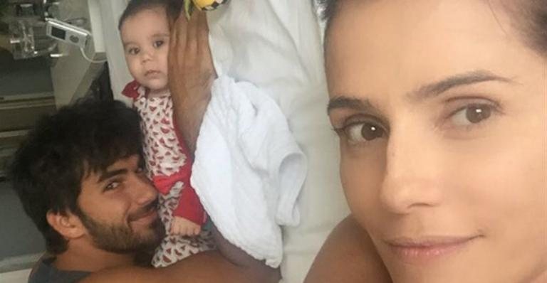 Deborah Secco posa na cama com Hugo Moura e Maria Flor - Instagram/Reprodução