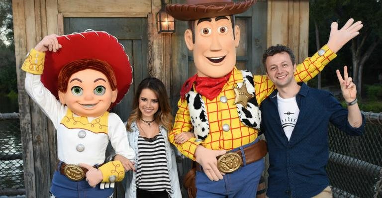 No Magic Kingdom, a dupla se diverte entre os simpáticos Jessie e Woody, personagens do Toy Store. - WALT DISNEY WORLD