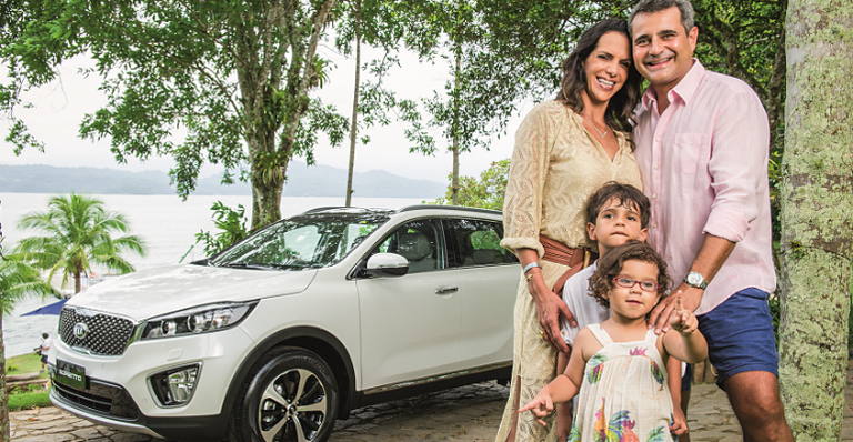 Na Ilha, a ex-atleta com o marido e os dois filhos diante do KIA Sorento. - CADU PILOTTO E ROGÉRIO PALLATTA