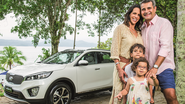 Na Ilha, a ex-atleta com o marido e os dois filhos diante do KIA Sorento. - CADU PILOTTO E ROGÉRIO PALLATTA