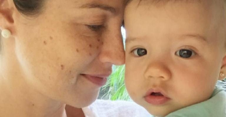 Luana Piovani posa com a filha Liz no colo - Instagram/Reprodução