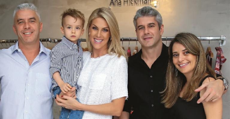 Ana Hickmann posa com a família reunida - Manuela Scarpa/BrazilNews