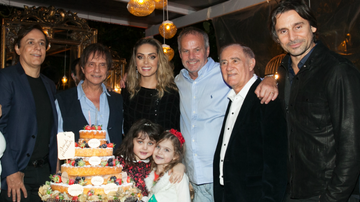 Tom Cavalcante, Roberto Carlos, o casal Tânia Mara e Jayme, Renato Aragão e Maysa, filha dos anfitriões, com a amiguinha Bruna Negendank - FABRIZIA GRANATIERI