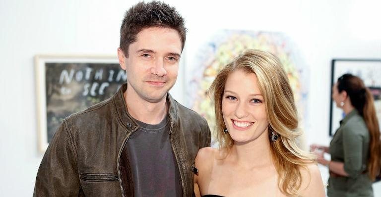 Topher Grace se casa em cerimônia íntima com a atriz Ashley Hinshaw - Getty Images