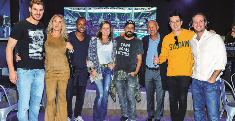 Em SP, Bruno, Hortência, Thiaguinho, Silvia Vinhas, Tico, Junior, Rogério e Caio festejam - JOÃO PASSOS/BRASIL FOTOPRESS