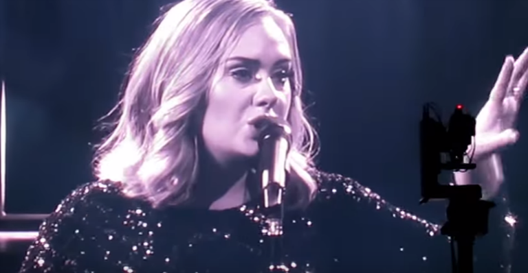 Adele homenageia vítimas do atentado em Orlando - Reprodução Youtube