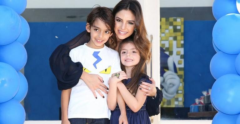 Carol Celico com os dois filhos, Luca e Isabella - Manuela Scarpa / Brazil News