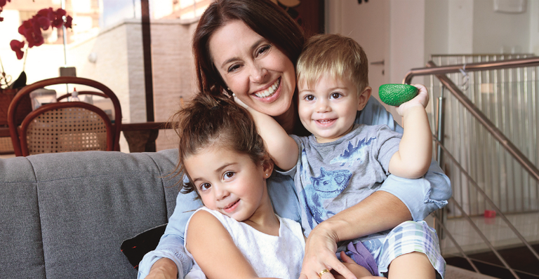 Dani Monteiro e os filhos Maria e Bento - ELLEN SOARES