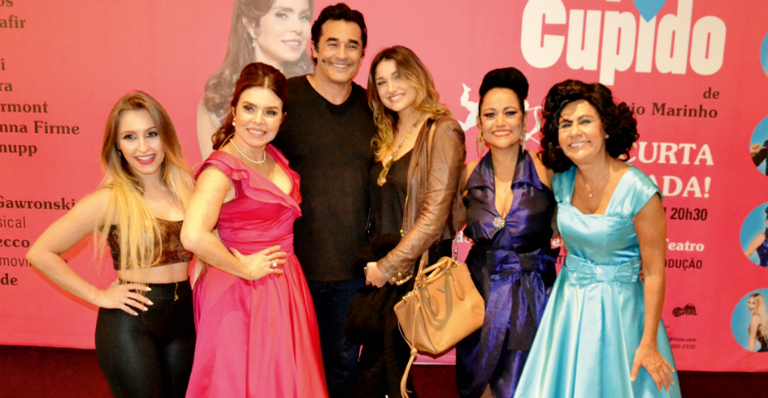 Sasha posa com o pai e o elenco da peça, no Rio: Carla Diaz, Françoise Forton, Sheila Matos e Clarisse Derzie - WEBERT BELICIO/AGNEWS