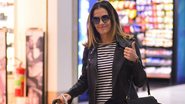 Deborah Secco embarca estilosa e acena para fotógrafos - William Oda/ AGNews