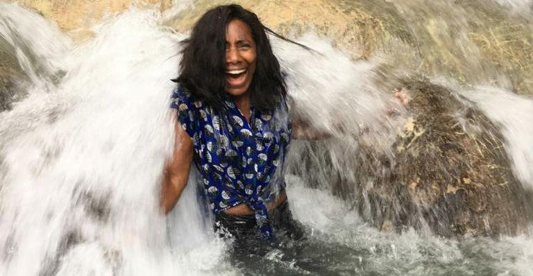 Gloria visita a cachoeira Dunn´s River Falls. - TV GLOBO