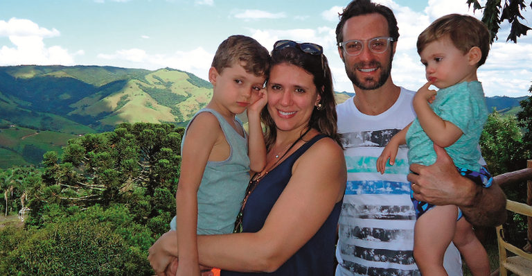 Fernando Pavão com a eleita Maria Elisa Pacheco  e os filhos, Pedro e Gabriel - PORTAL DO EQUILIBRIUM/DIVULGAÇÃO