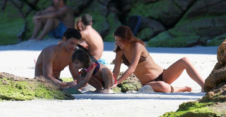 Com a nova namorada e a filha, Cauã Reymond aproveita dia de praia no Rio - Dilson Silva/AgNews