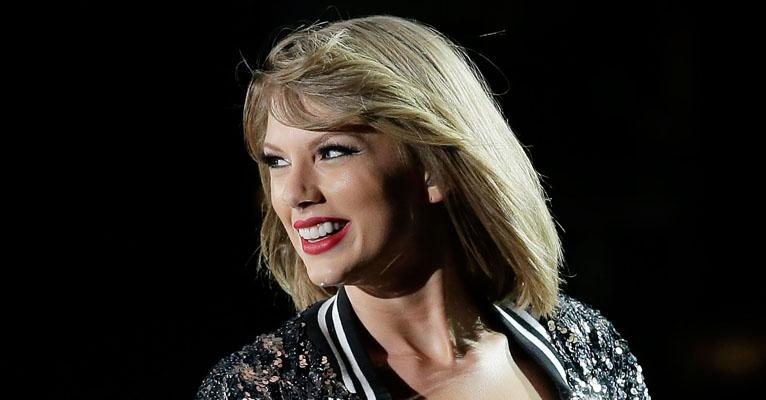 Abandonou o liso? Taylor Swift aparece com os cabelos ondulados naturais - Getty Images