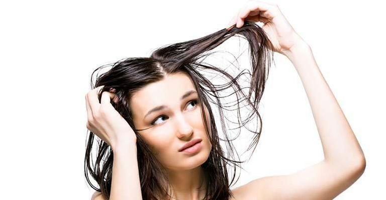 Cabelo com raiz oleosa e ponta seca: saiba como cuidar - Shutterstock